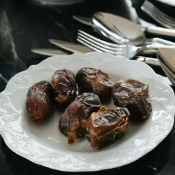 un plato con dátiles, una fruta con d muy rica y nutritiva