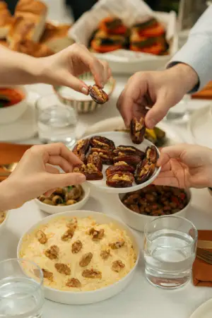 personas compartiendo un plato de dátiles
