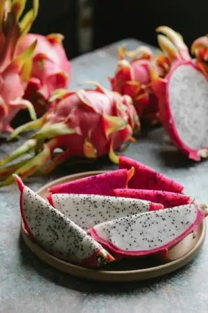 una pieza de dragonfruit cortada