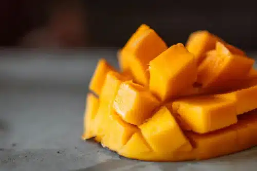 un mango cortado en cuadrados una fruta que empieza con M deliciosa y nutritiva
