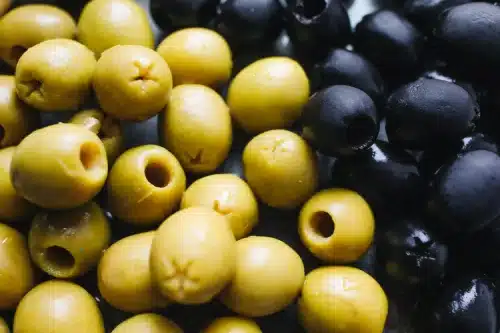 un puñado de aceitunas verdes y negras una fruta con o llena de nutrientes