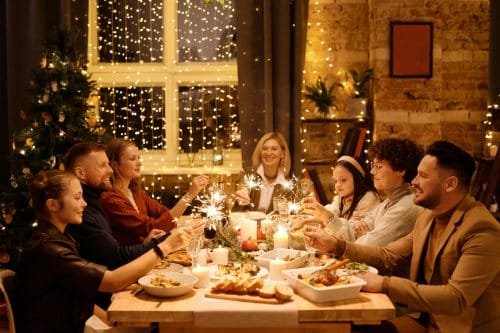 familia celebrando la nochevieja o la navidad