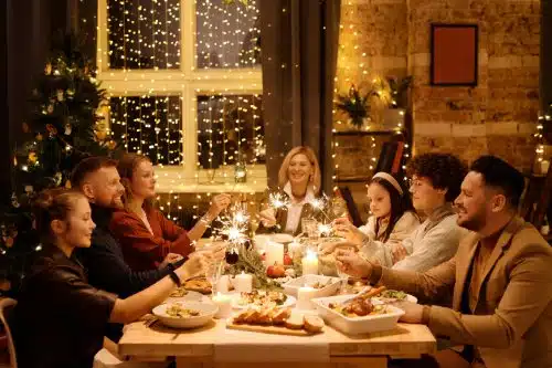 familia celebrando la nochevieja o la navidad
