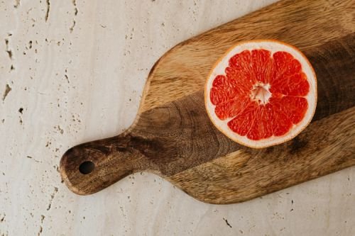 media toronja sobre una tabla de madera