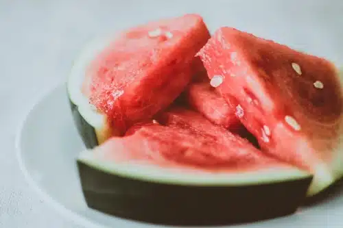 rodajas de sandia en un plato blanco